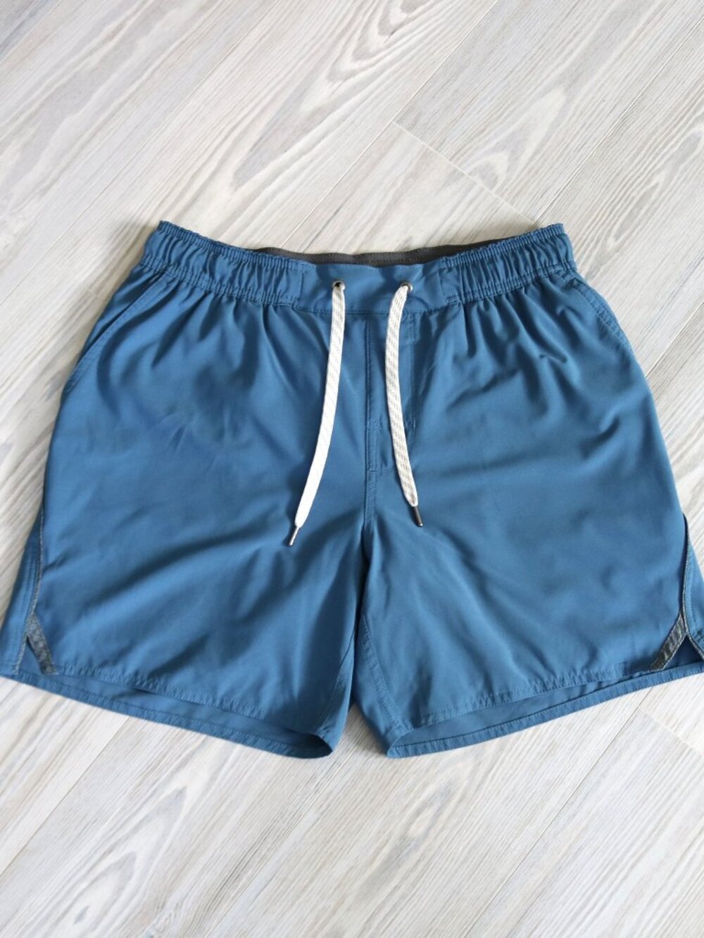 Vuori Trail Shorts 6" Men's M Azure Lined Elastic Waist Pockets Stretch V341